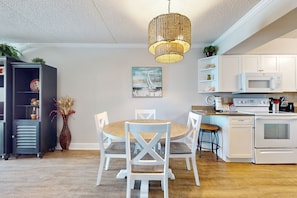 Full-sized fridge, microwave, oven, stovetop