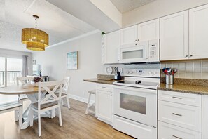 Refrigerador con congelador, microondas, horno y parrilla de estufa 