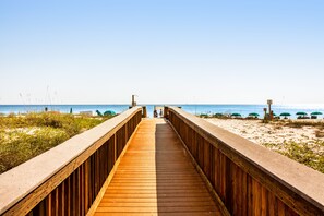 På stranden