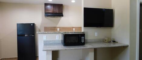 2 Queen Bed Smoking Kitchenette | Private kitchenette | Mini-fridge, microwave