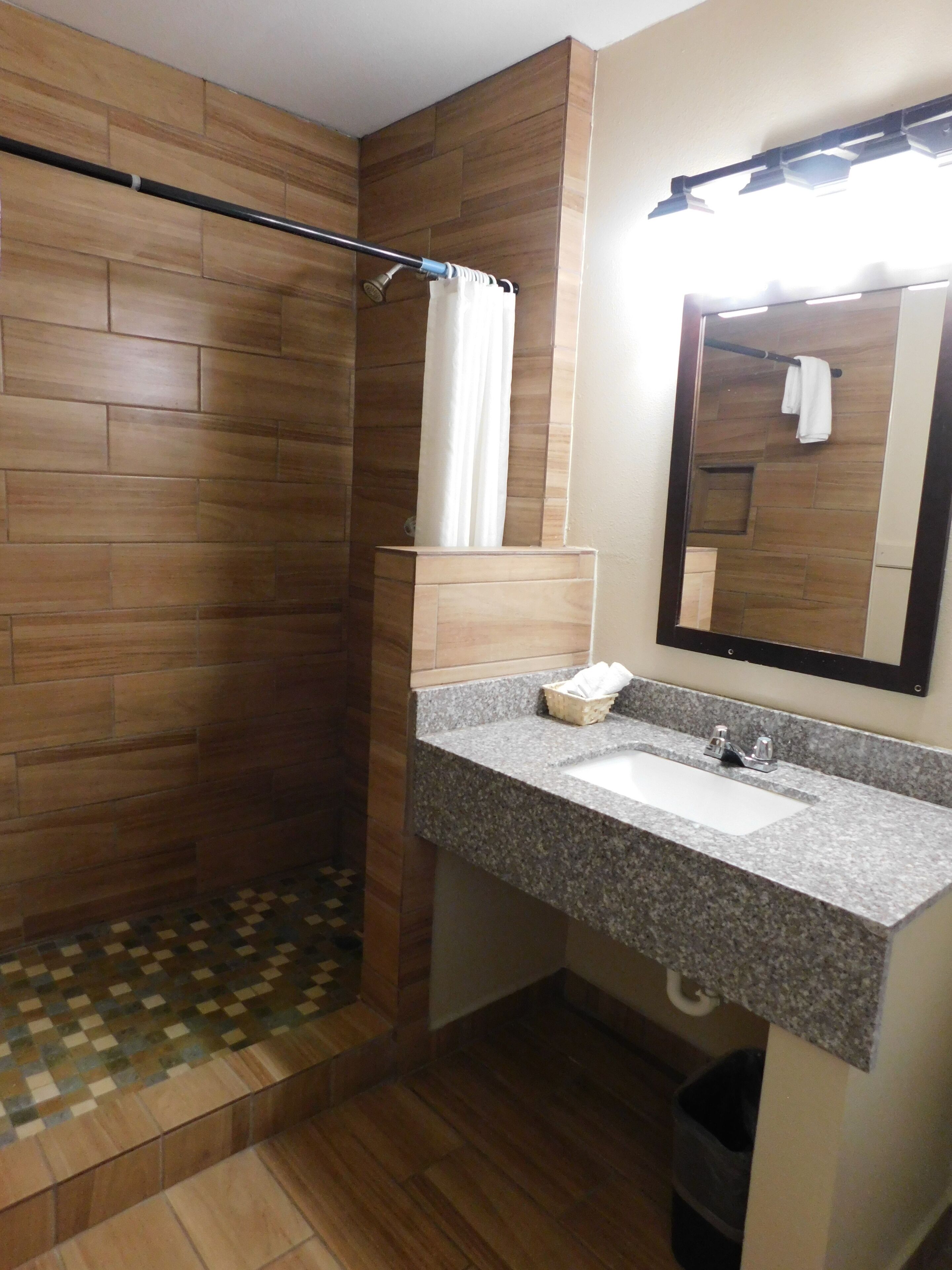 2 Queen Bed Suite Non Smoking | 욕실 샤워