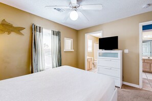 2 bedrooms, iron/ironing board, internet, bed sheets - Cozy beach condo with amazing views, beach access & on-site pool (Navarre Beach)