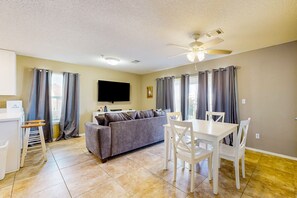 TV - Cozy beach condo with amazing views, beach access & on-site pool (Navarre Beach)