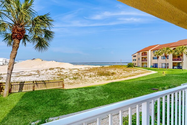 Property grounds - Cozy beach condo with amazing views, beach access & on-site pool (Navarre Beach)