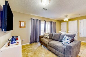 TV - Cozy beach condo with amazing views, beach access & on-site pool (Navarre Beach)