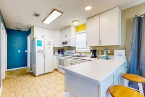 Fridge, microwave, oven, stovetop - Cozy beach condo with amazing views, beach access & on-site pool (Navarre Beach)