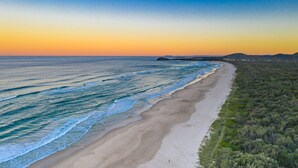 Eine Küstenlandschaft mit Sandstrand und Wellen.