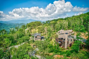 Exterior - Boulder Creek at Eagles Nest - Huge Custom Home - Hot tub - Live Like A King! (Banner Elk)