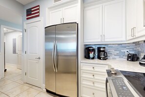 Frigorífico, microondas, horno y placa de cocina