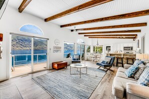 TV, books - Modern Lake Chelan cottage & bunk house with dock & hot tub (Chelan)