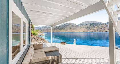 Modern Lake Chelan cottage & bunk house with dock & hot tub