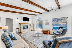 TV, books - Modern Lake Chelan cottage & bunk house with dock & hot tub (Chelan)