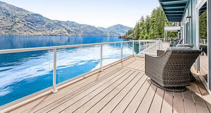 Modern Lake Chelan cottage & bunk house with dock & hot tub
