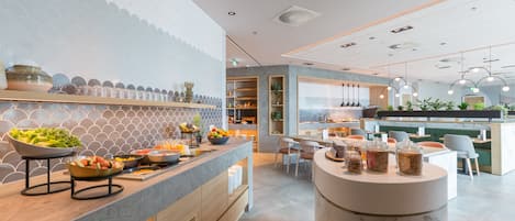Colazione a buffet, servita tutte le mattine (21.50 EUR a persona)