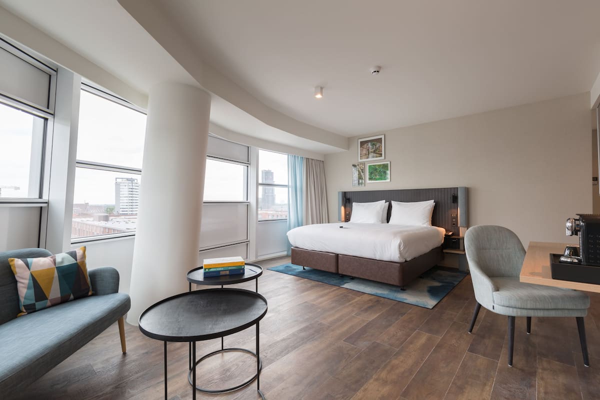 premium room, 1 king bed | 1 bedroom, minibar, in-room safe, desk