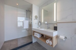 Premium Room, 1 King Bed | Bathroom | Shower, eco-friendly toiletries, hair dryer, bathrobes - Crowne Plaza Utrecht - Central Station by IHG (Utrecht)