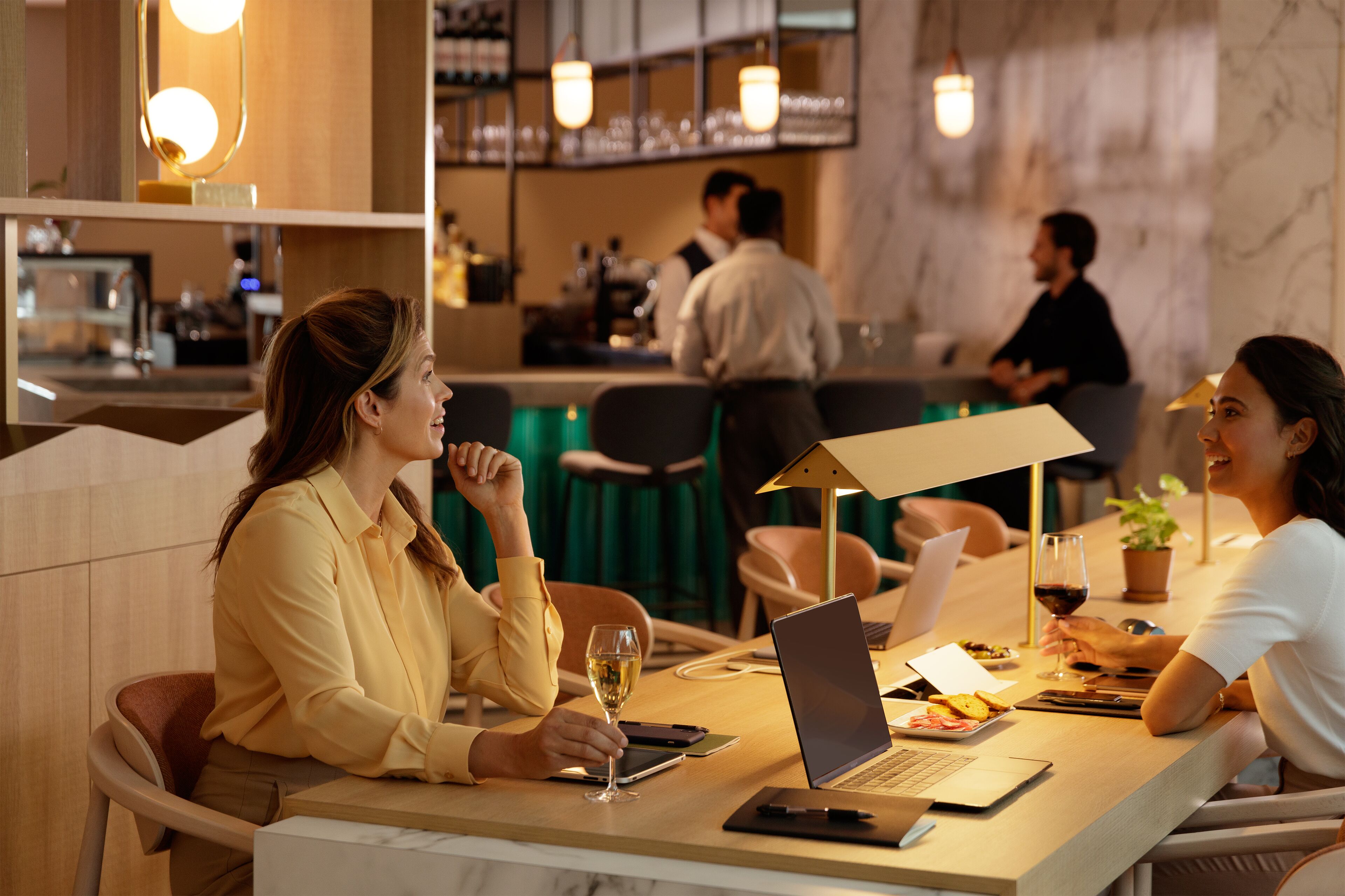 Ein modernes Restaurant mit Barbereich im Hintergrund.