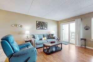 Televisión, reproductor de DVD y videoteca