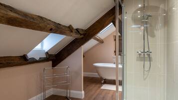 Combined shower/bathtub, hair dryer, towels