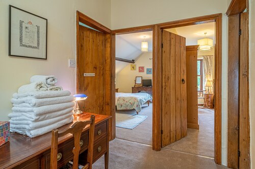 The Old Post Office -  Large 6-bedroom property, ideal for families & dog-friendly.