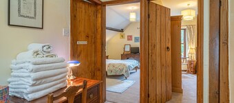 The Old Post Office -  Large 6-bedroom property, ideal for families & dog-friendly.