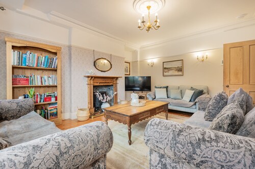 The Old Post Office -  Large 6-bedroom property, ideal for families & dog-friendly.