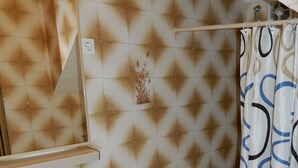 Un baño con lavabo, inodoro y cortina de ducha.