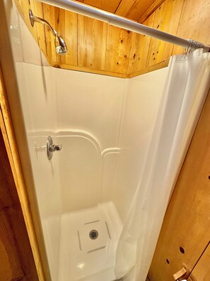 Toalhas de banho, sabonete, shampoo, papel higiênico