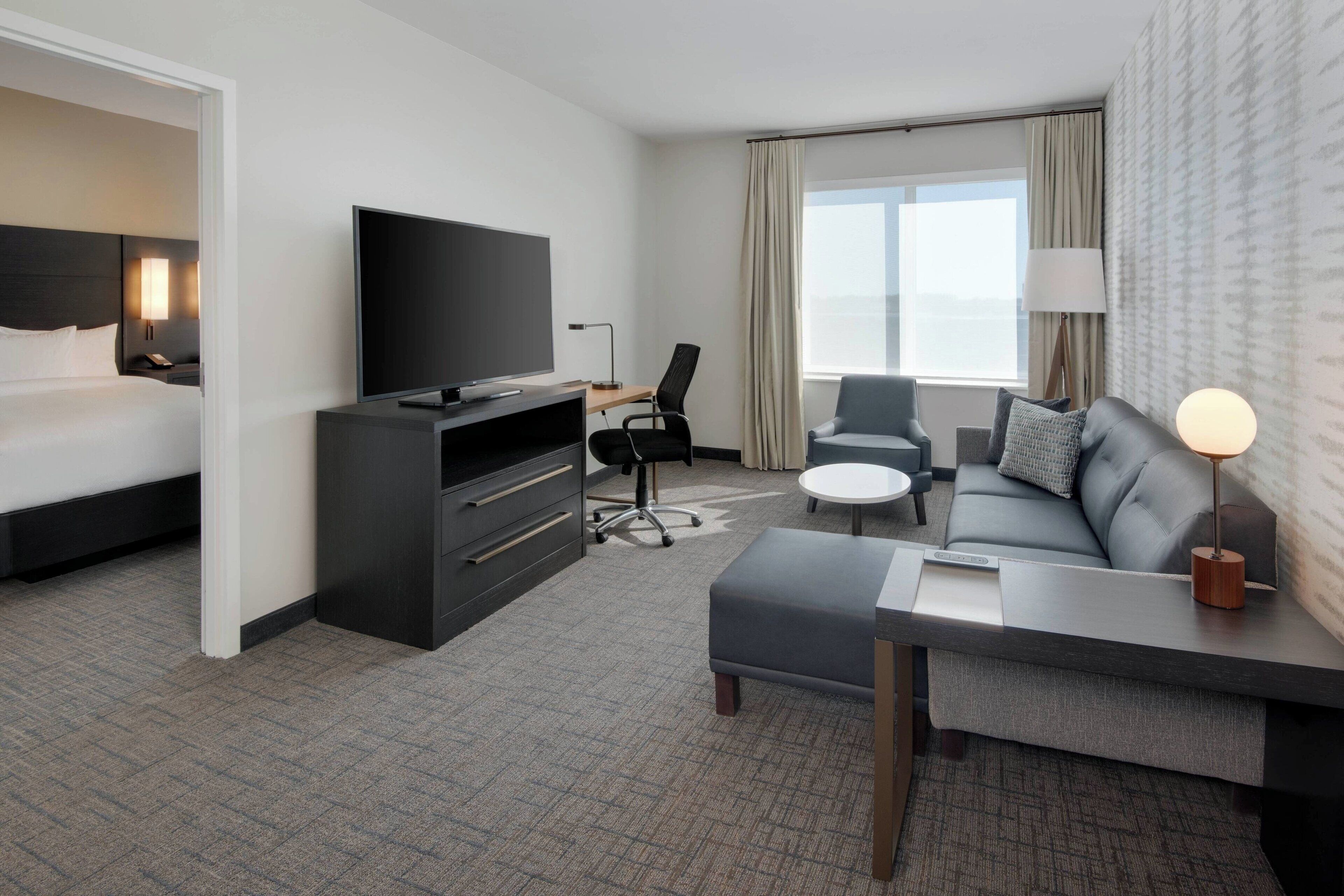 suite, 1 bedroom, non smoking | living room | 55-inch flat-screen tv with cable channels, tv, netflix