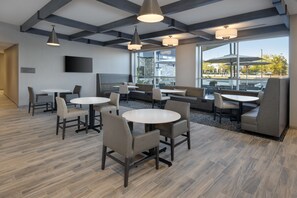 Free daily continental breakfast  - Residence Inn by Marriott Indianapolis Keystone (Indianapolis)