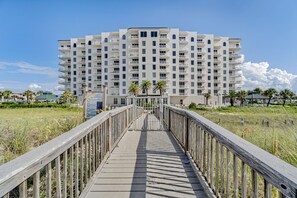 Exterior - Welcoming, 4th-floor condo on the beach with pool, hot tub & balcony (Perdido Key)