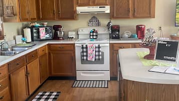 冷蔵庫、電子レンジ、オーブン、コンロ