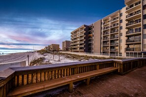 Property grounds - Updated, beachfront condo with beach setup - quick drive to entertainment (Fort Walton Beach)