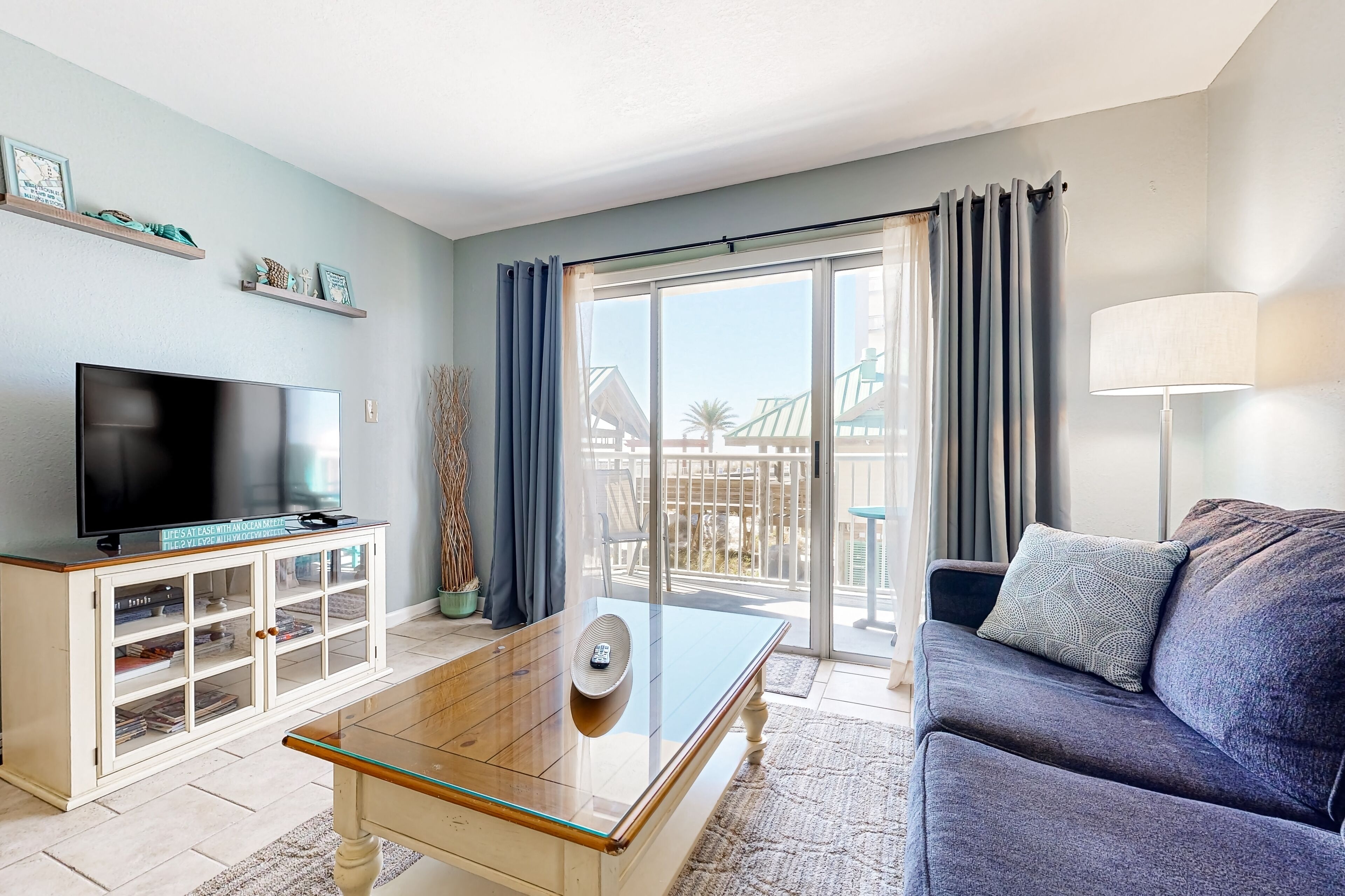 テレビ、DVD プレーヤー