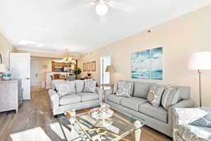 Una televisión, un reproductor de DVD, una videoteca