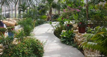 Cozy, Clean & Quiet. Home in the Hills. Close to DT Omaha; Market; Zoo; Gardens