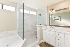 Combined shower/tub, hair dryer, towels