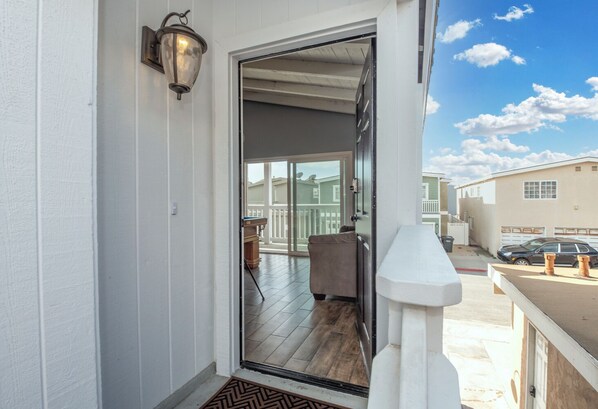 Combined shower/tub, hair dryer, towels