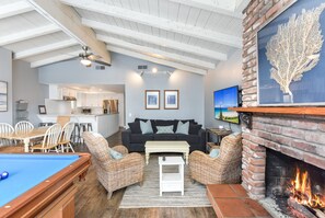 Fernseher, Kamin, Videothek