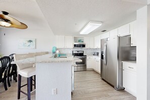 Fridge, microwave, oven, stovetop - Seventh floor condo w/ pool access, washer/dryer, ocean view, & central AC (Fort Walton Beach)