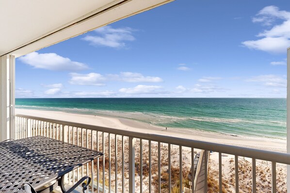 Property grounds - Seventh floor condo w/ pool access, washer/dryer, ocean view, & central AC (Fort Walton Beach)
