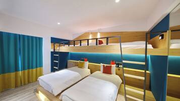 Quarto triplo standard | Roupas de cama premium, edredons de pluma, quartos à prova de som