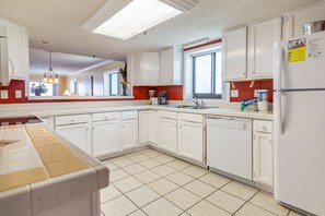 冷蔵庫、電子レンジ、オーブン、コンロ