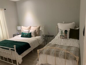 3 Schlafzimmer, Schreibtisch, Bügeleisen/Bügelbrett, Reisekinderbett