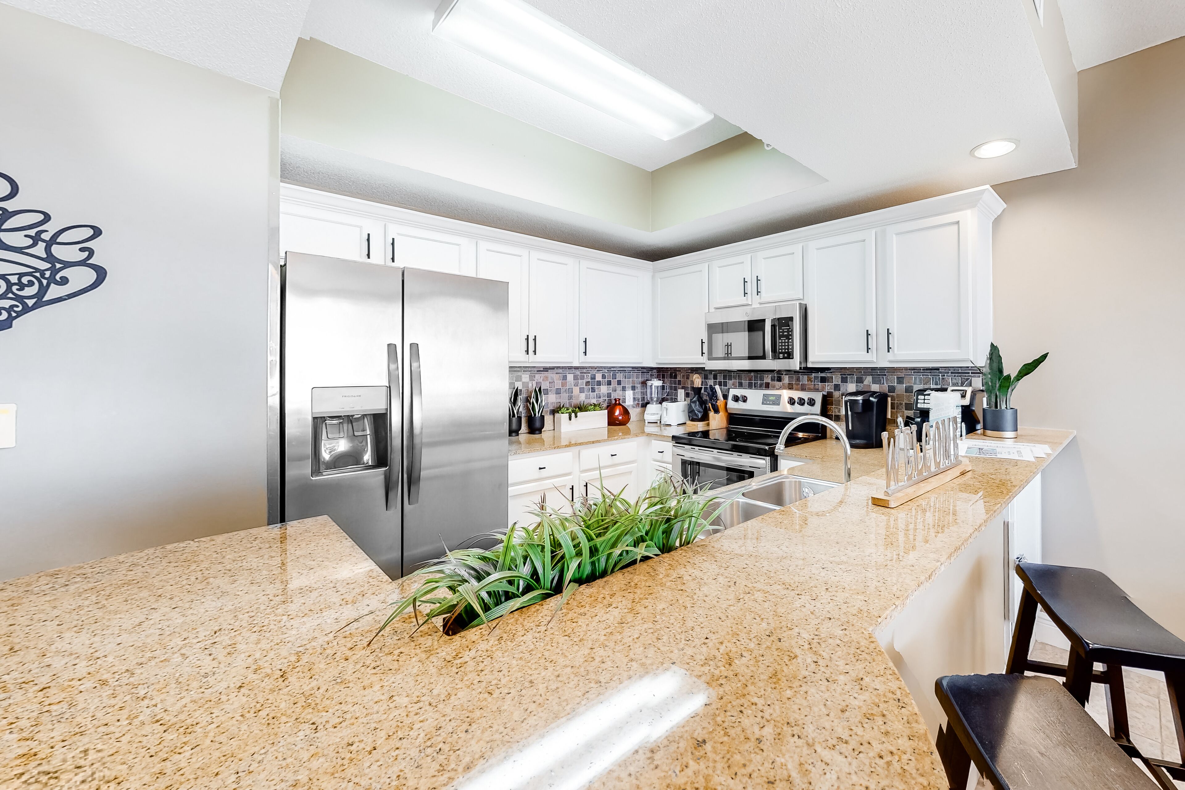 Kylskåp, mikrovågsugn, ugn och spishäll