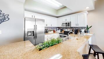 KylskÄp, mikrovÄgsugn, ugn och spishÀll