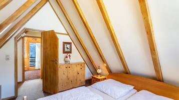 3 slaapkamers, een strijkplank/strijkijzer, gratis wifi, beddengoed