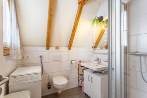 Shower, hair dryer, towels - Cosy Holiday Home Moritz with Garden, Balcony, Terrace & Wi-Fi (Siegsdorf)