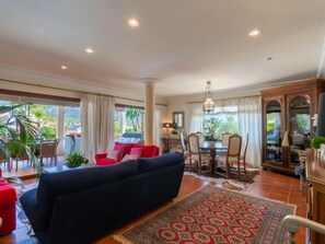 Una televisión de pantalla plana, una chimenea