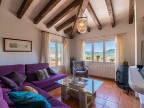 Una televisión de pantalla plana, una chimenea